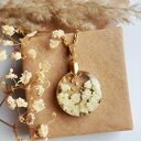 Wisiorek z żywicy z suszonymi kwiatami biała gipsówka