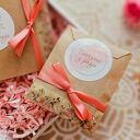 Naszyjnik bukiet czerwonych róż z ciemnoróżowymi kwiatami i agatem na ciemnozielonym tle