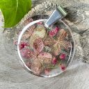 Wisiorek z suszonymi płatkami kwiatów z2064