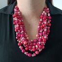 Różowy naszyjnik z drobnych drewnianych koralików