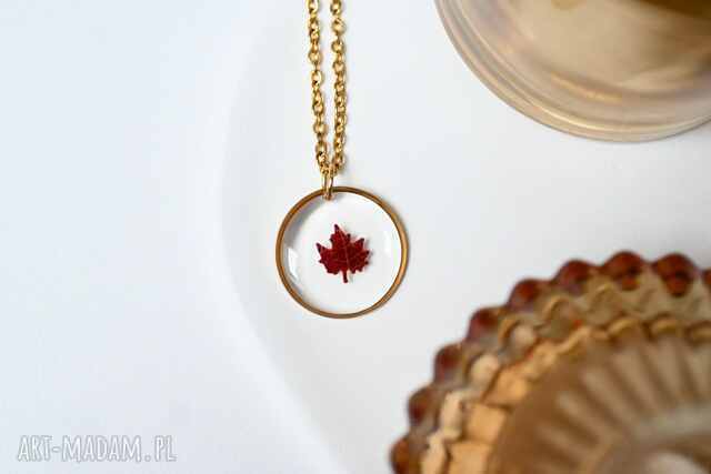 Jesienny naszyjnik kółeczko, biżuteria z listkiem klonu