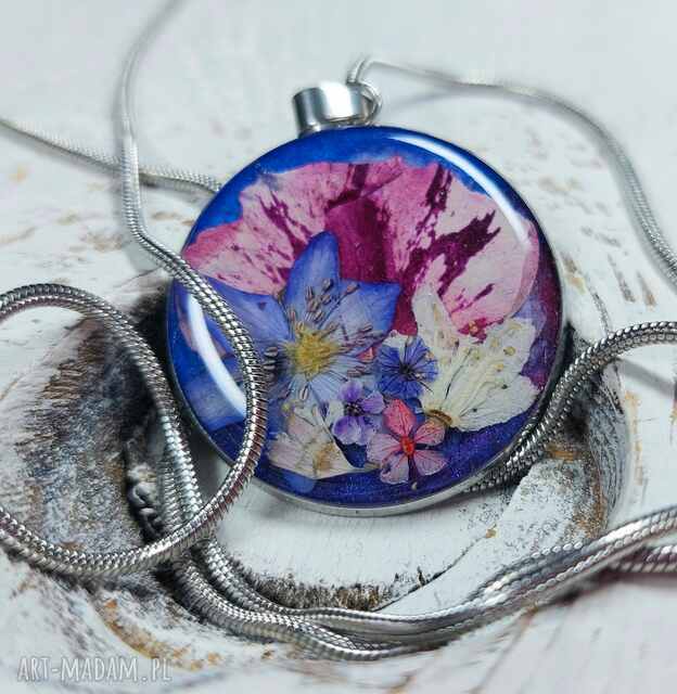 Naszyjnik z suszonymi kwiatami