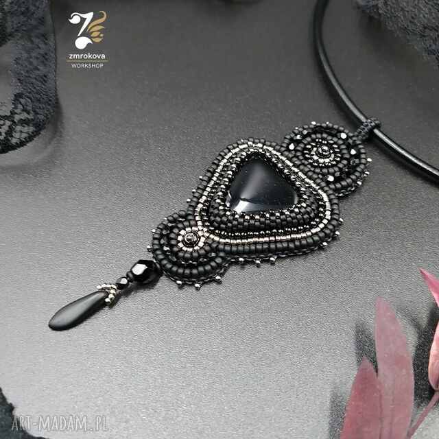 Gotycki wisior z onyksem, haftowany