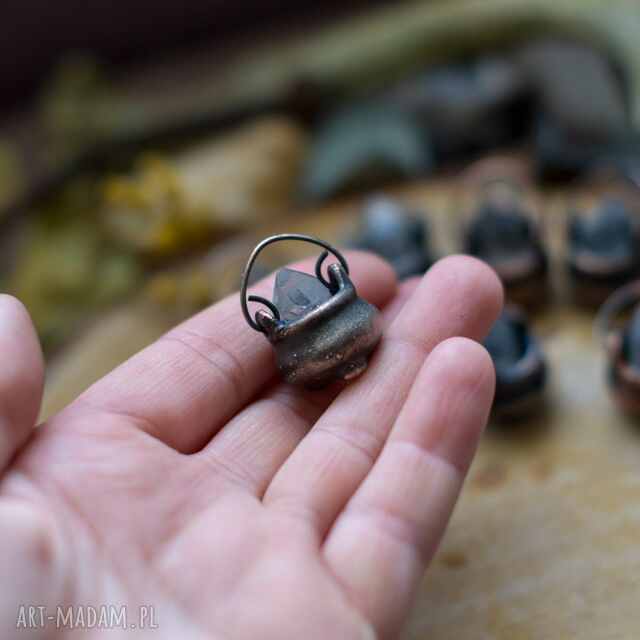 Kociołek wiedzmy - naszyjnik z kryształem górskim