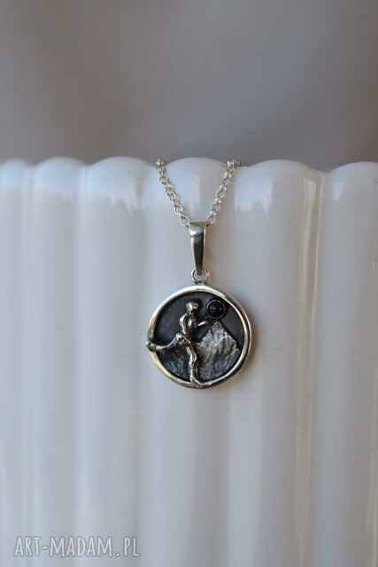 srebrny naszyjnik z biegaczem, górami i onyksem