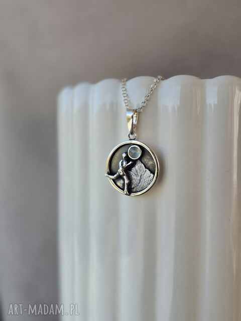 srebrny naszyjnik z biegaczem i górami