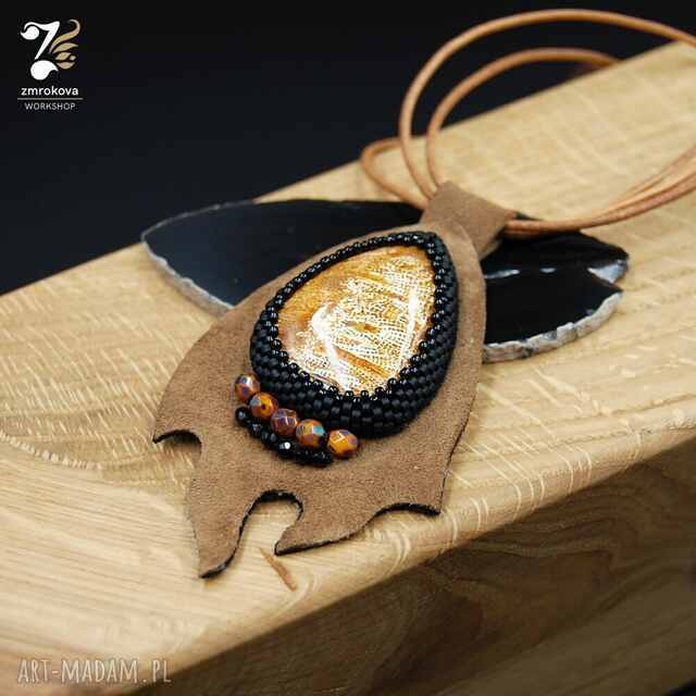 Skórzany wisior ze skamieliną