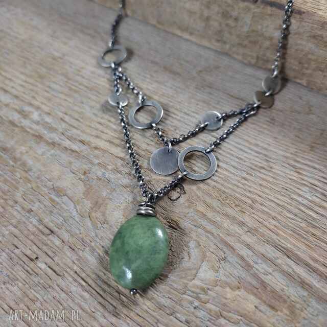 Delikatny wisiorek z opalu