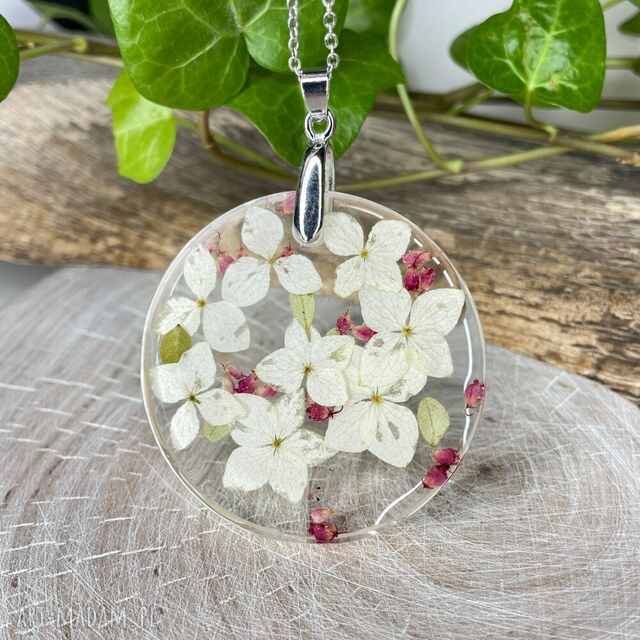 Medalion z kwiatami w żywicy z2056