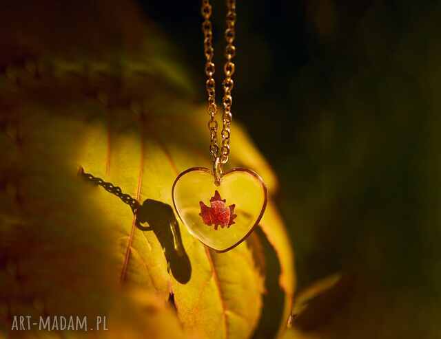 Jesienny naszyjnik serce z liściem klonu
