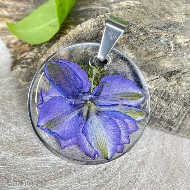 Naszyjnik z kwiatem w żywicy z2093