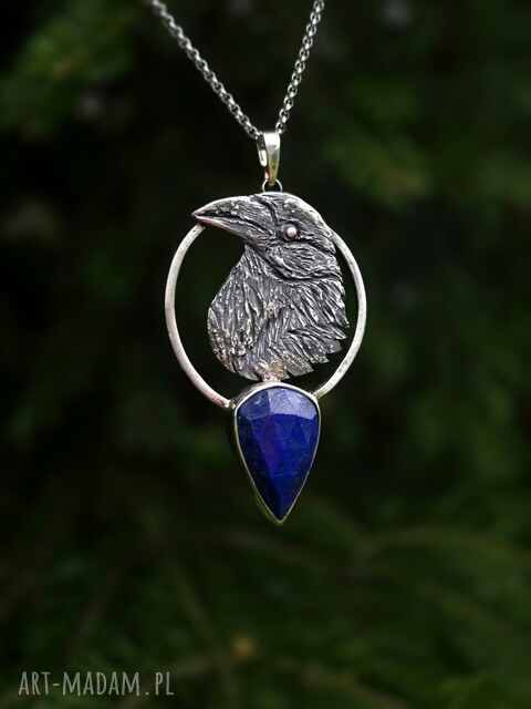 Srebrny naszyjnik z krukiem i lapis lazuli