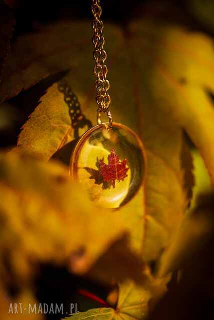 Jesienny naszyjnik kółeczko, biżuteria z listkiem klonu