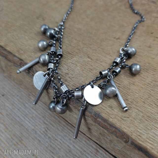 Delikatny naszyjnik z zawieszkami