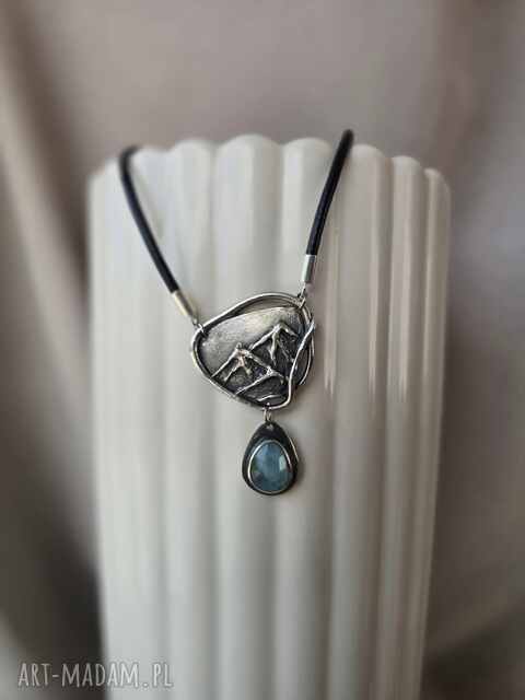 Srebrny naszyjnik z górami i akwamarynem