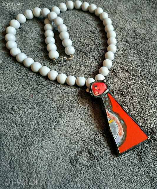 Koral i ręcznie malowana ceramika w wyjątkowym naszyjniku handmade prezent lux