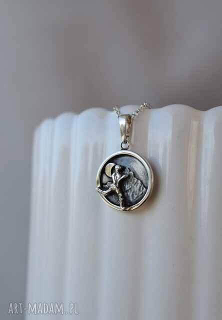 srebrny naszyjnik z biegaczem