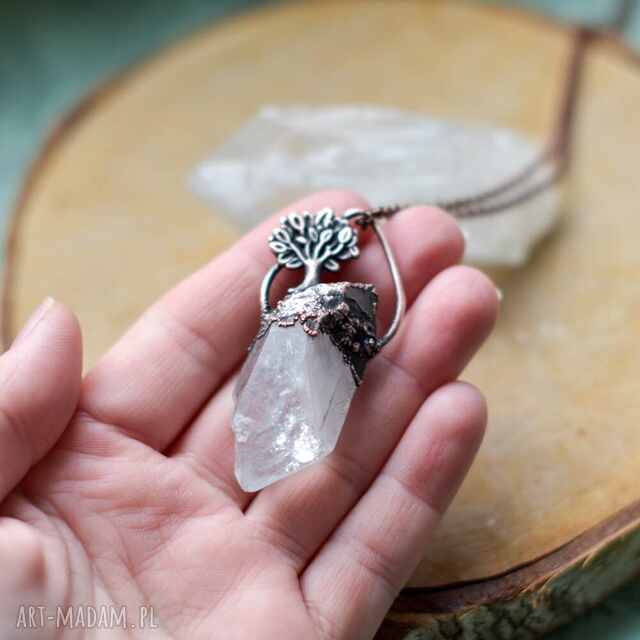 Kryształ górski z motywem drzewa - miedziany naszyjnik