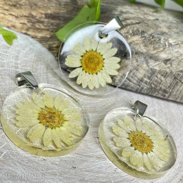 Okrągły wisiorek z rumiankami w żywicy z2094