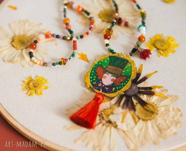 Długi naszyjnik z kamieni z ręcznie rysowanym szalonym kapelusznikiem z Alicji w krainie czarów