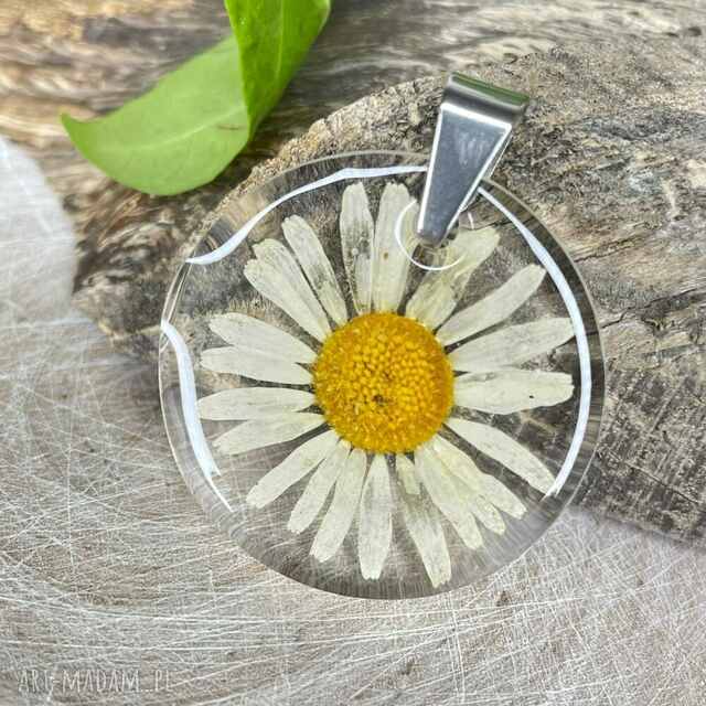 Okrągły wisiorek z rumiankiem w żywicy z2091