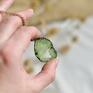 Naszyjnik stworzony od podstaw ręcznie z oraz unikatowego plastra agatu z druzą. Kamień ma subtelny zielony kolor. Biżuteria z miedzi