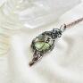 wisior na łańcuszku w zieleni - naszyjnik ze szkłem biżuteria miedziana