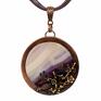 Miedziany naszyjnik z kamieniem w fioletowym odcieniu należy do kolekcji Ogrody i powstał w autorskiej pracowni Artseko. Dla babci