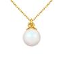 Złoty naszyjnik łańcuszkowy zdobiony perłą SWAROVSKI® CRYSTAL w kolorze perłowym opalizującym Pearlescent i zawieszką z logo marki. Łańcuszek