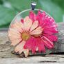 Herbarium Jewelry wisior na łańcuszku naszyjnik z różowymi kwiatami w żywicy suszone kwiaty różowy wisiorek