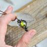 Mała zieleń - naszyjnik z niewielkim wisiorkiem - handmade wire wrapping zielony