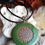 GAIA ceramika: naszyjnik z wisiorkiem biżuteria ceramiczna wisior z mandalą dodatki oversize wiosenny zielony