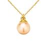 Złoty naszyjnik łańcuszkowy zdobiony perłą SWAROVSKI® CRYSTAL w kolorze łososiowym Peach i zawieszką z logo marki. Prezent
