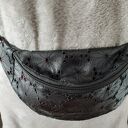 Czarna nerka z ekoskóry z haftem kwiatowym - elegancka i praktyczna