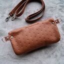 Brązowa mini saszetka wegańska na spacer - minimalistyczna nerka