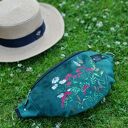 Nerka welurowa butelkowa zieleń haftowana łąka