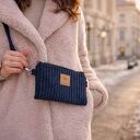 Czarna sztruksowa mini nerka na telefon - saszetka crossbody z regulowanym paskiem