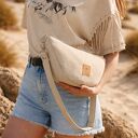 Zamszowa nerka mini kremowa crossbody - rogalik