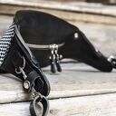Ręcznie robiona skórzana nerka w kratę (szachownicę) - czarno-biała