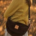 Pojemna torebka crossbody z czekoladowego nubuku