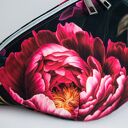 Czarna sportowa nerka damska w kwiaty peonie DOTYK PEONII