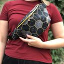 Nerka w czarne heksagramy