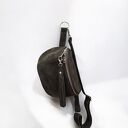 Duża nerka saszetka oliwka. Skóra zamszowa z frędzlami