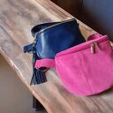 Duża zamszowa nerka fuksja - skóra naturalna (belt bag)
