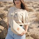 Zamszowa nerka mini kremowa crossbody - rogalik