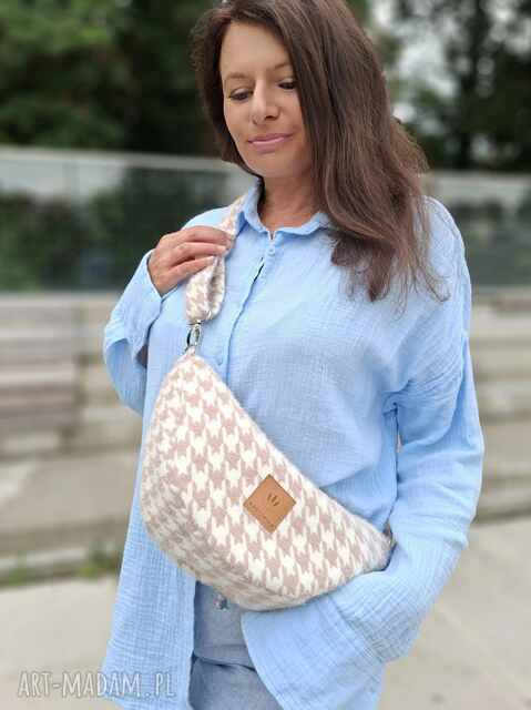 Torebko nerka z puchatej tkaniny Pepitka Różowa