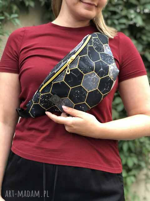 Nerka w czarne heksagramy