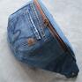 Duża nerka do noszenia na ukos, wykonana z kawałków spodni jeansowych w kolorze ciemno niebieskim. Klasyczny wzór