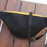 Duża nerka do noszenia na ukos, uszyta z weluru tapicerskiego z hydrofobową powłoką w kolorze żółtym i czarnym. Mini plecak