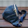 Duża do noszenia na ukos, wykonana ze spodni jeansowych w kolorze zgaszonym niebieskim. Nerka maxi